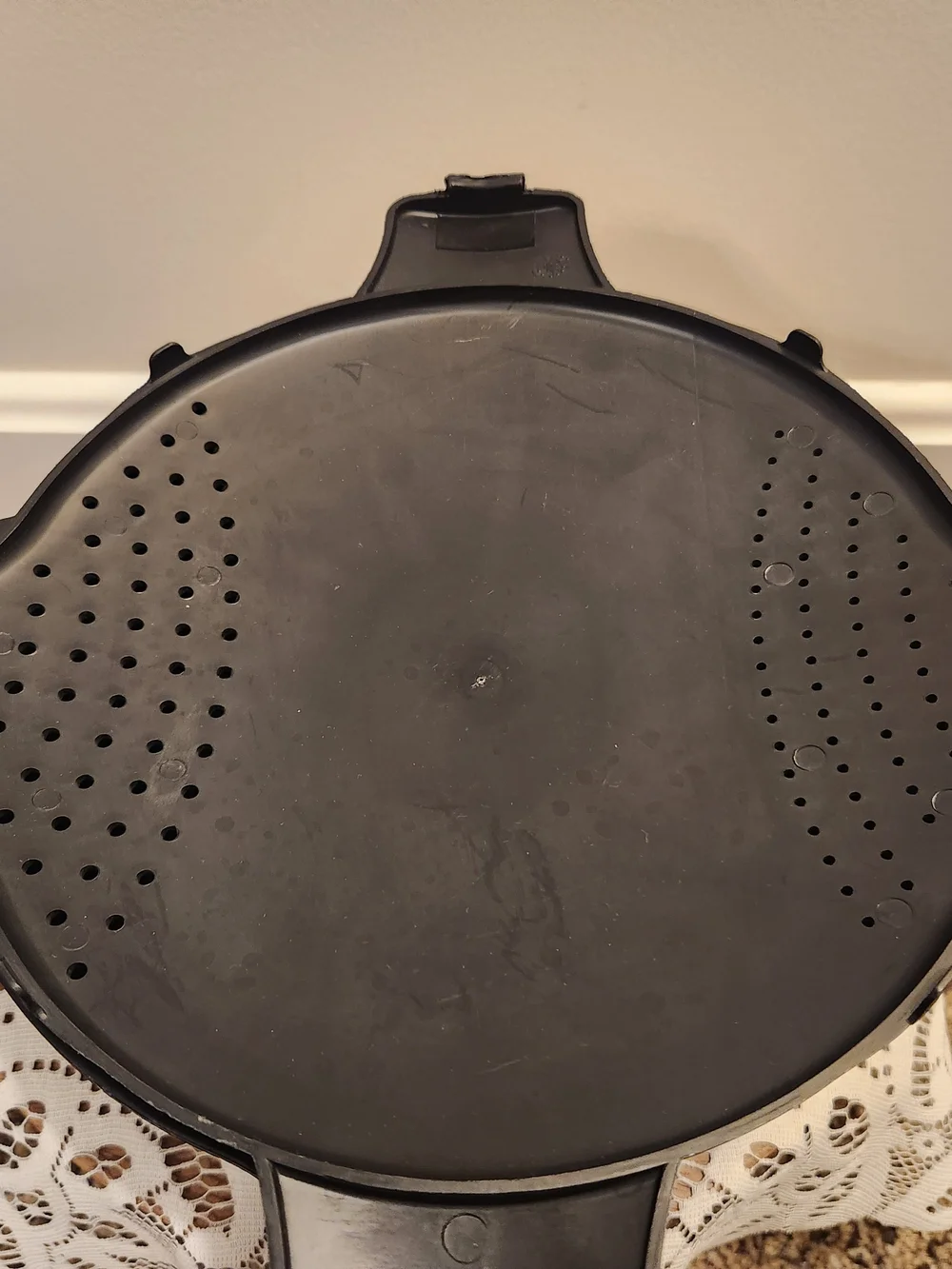 Pampered Chef Large 2 QT Micro Cooker with Built-In Strainer Lid #2778